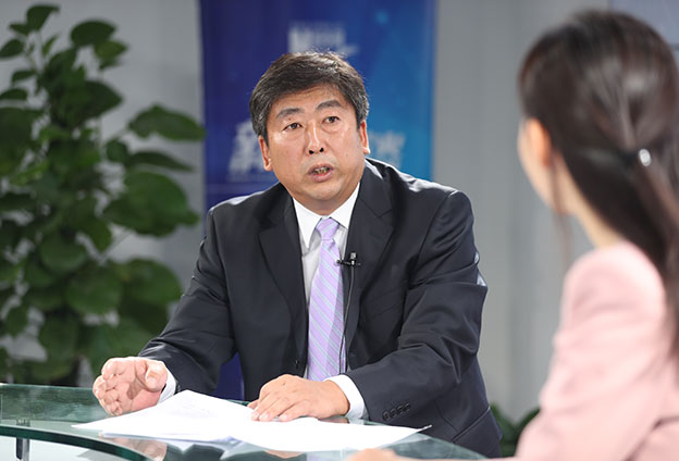 具體落在實(shí)處就是把方向，管大局，保落實(shí)