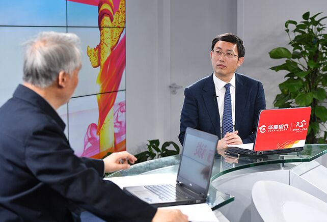 您再給我們梳理一下，黨章中有關(guān)&ldquo;基本路線&rdquo;的修改情況。