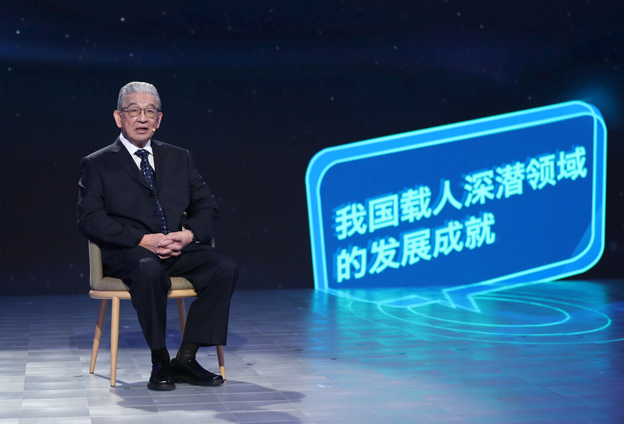 抱著要建造先進(jìn)的海軍裝備保家衛(wèi)國(guó)的心愿，考入了交通大學(xué)造船系