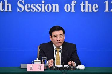 工業(yè)和信息化部部長(zhǎng)苗圩等就&ldquo;推進(jìn)實(shí)施&lsquo;中國(guó)制造2025&rsquo;&rdquo;答記者問