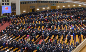 閉幕會(huì)結(jié)束后，代表離開會(huì)場