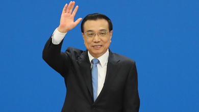 記者會(huì)結(jié)束后，李克強(qiáng)揮手致意