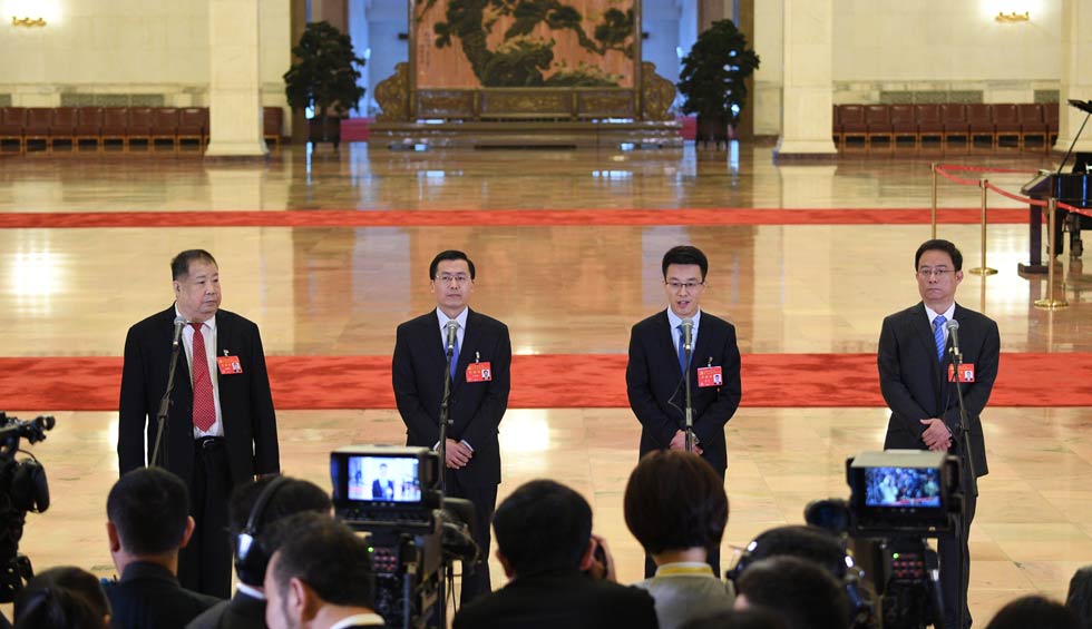 凌解放、王立平、徐川、黃一兵接受采訪