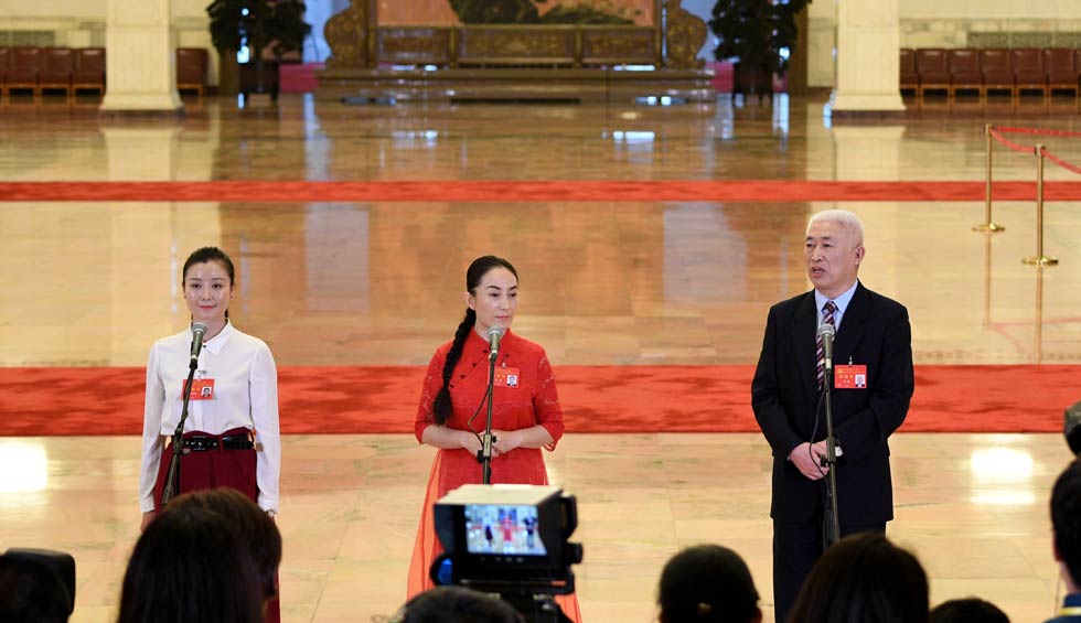 肖笑波、侯艷、徐俊接受采訪