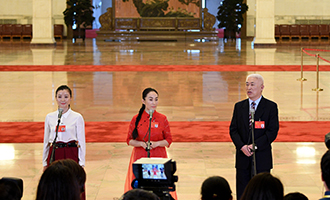 肖笑波、侯艷、徐俊代表接受采訪