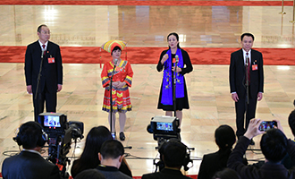 蔡松濤、杜麗群、楊小玲、賈立群代表接受采訪