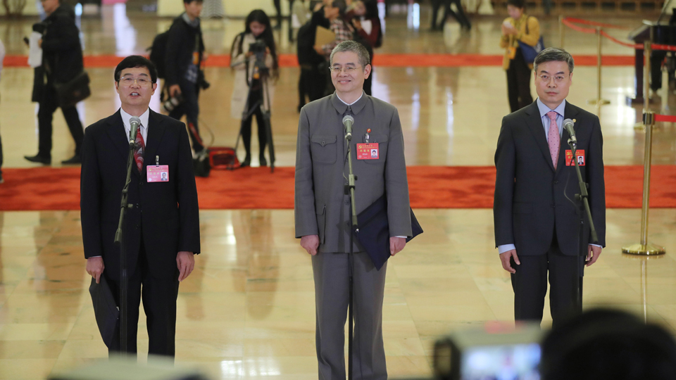 吳曉光、胡偉武、金東寒代表接受采訪