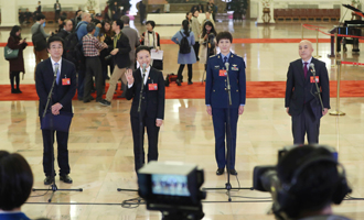 王辰、楊潔、劉文力、王旭東代表接受采訪