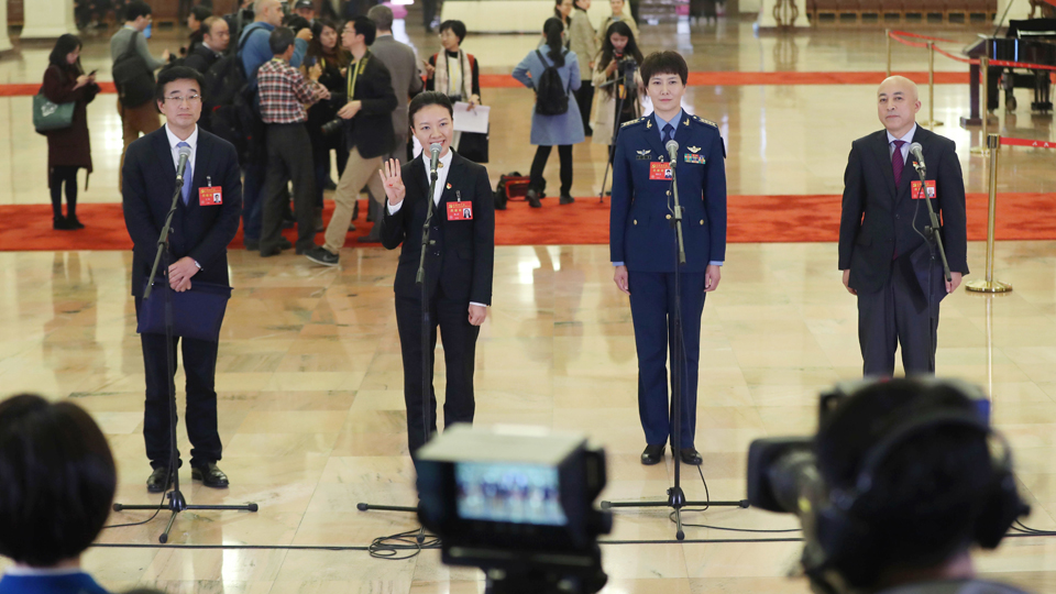 王辰、楊潔、劉文力、王旭東代表接受采訪