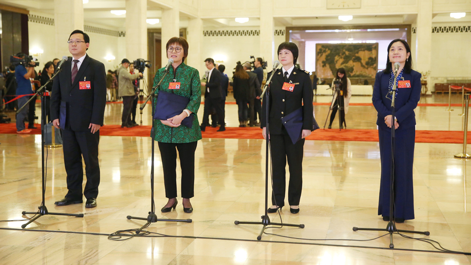 蔣成華、邵蕓、甘露、周宇代表接受采訪