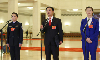 李貝、裴春亮、丁寧代表接受采訪