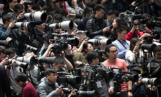 記者在會(huì)場拍攝