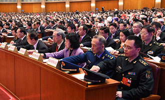 與會(huì)代表在表決總監(jiān)票人、監(jiān)票人名單草案