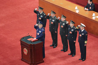 中央軍委副主席、委員進(jìn)行憲法宣誓