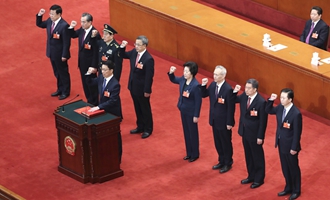 國(guó)務(wù)院副總理、國(guó)務(wù)委員、秘書(shū)長(zhǎng)進(jìn)行憲法宣誓