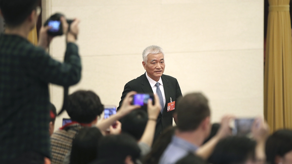 王志剛步入&ldquo;部長通道&rdquo;，準(zhǔn)備接受采訪