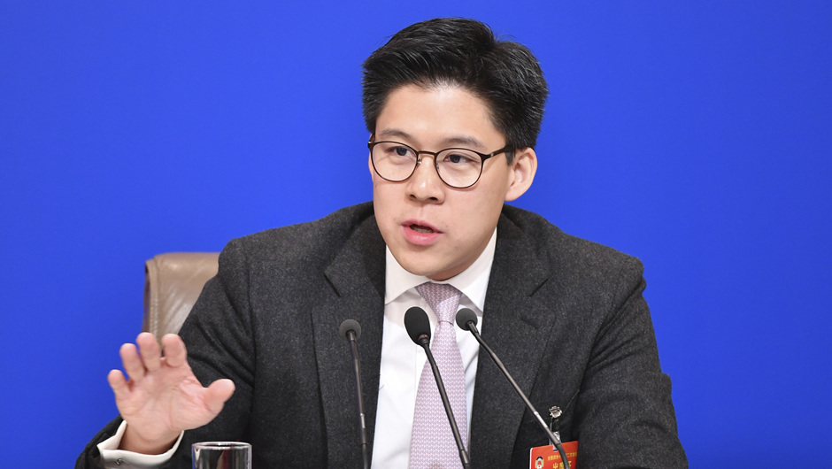 全國政協(xié)委員、中國香港體育協(xié)會(huì)暨奧林匹克委員會(huì)副會(huì)長、霍英東集團(tuán)副總裁 霍啟剛