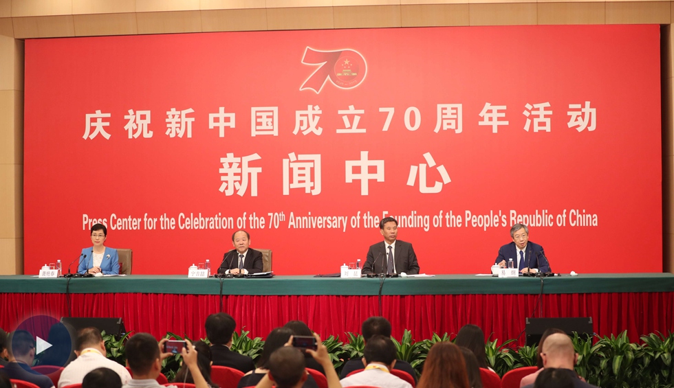 以新發(fā)展理念為引領(lǐng)，推進(jìn)中國(guó)經(jīng)濟(jì)平穩(wěn)健康可持續(xù)發(fā)展