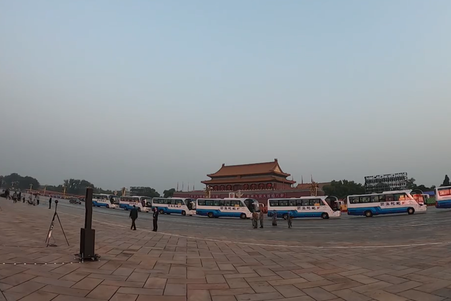 10月1日清晨的天安門城樓和長(zhǎng)安街，燈火通明，正在準(zhǔn)備慶祝大會(huì)的工作人員雖然緊張忙碌，但仍顯得井然有序