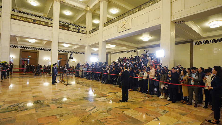 全國(guó)人大代表在&ldquo;代表通道&rdquo;接受采訪