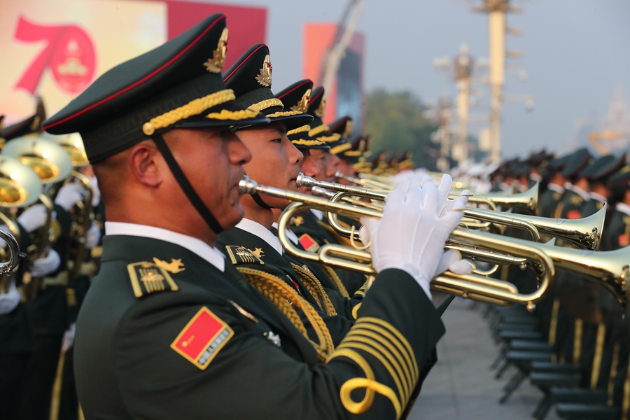 解放軍聯(lián)合軍樂團(tuán)在廣場(chǎng)就位后進(jìn)行準(zhǔn)備工作和試奏。據(jù)了解，解放軍聯(lián)合軍樂團(tuán)此次演奏是從開國(guó)大典至今歷次閱兵以來(lái)演奏曲目最多的一次，不少曲目是為此次閱兵量身打造的全新作品，此次也是歷次女演奏員最多的一次。