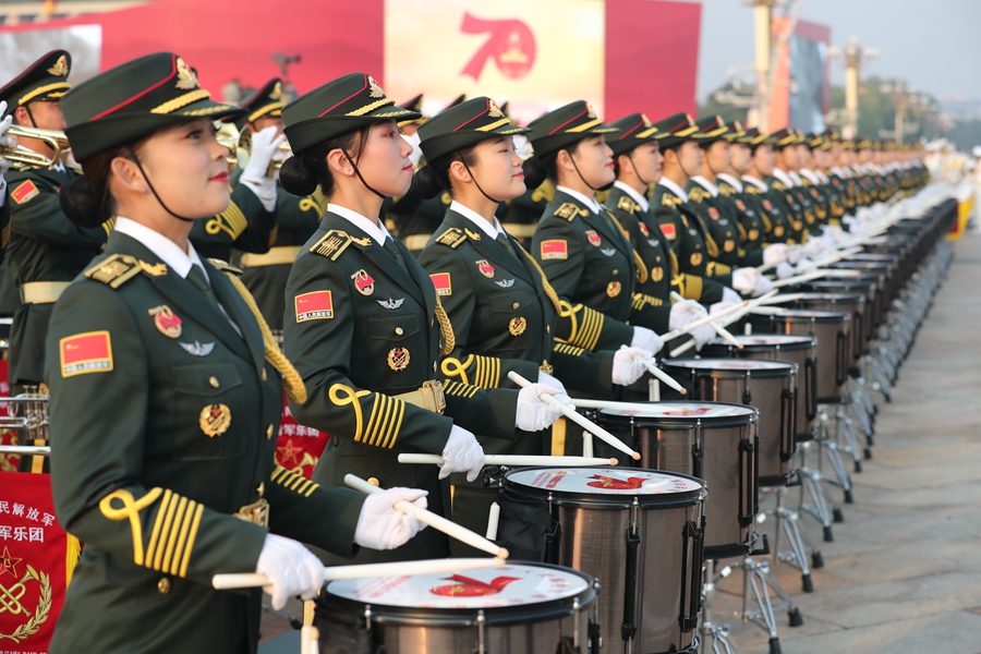 解放軍聯(lián)合軍樂團(tuán)在廣場(chǎng)就位后進(jìn)行準(zhǔn)備工作和試奏。據(jù)了解，解放軍聯(lián)合軍樂團(tuán)此次演奏是從開國(guó)大典至今歷次閱兵以來(lái)演奏曲目最多的一次，不少曲目是為此次閱兵量身打造的全新作品，此次也是歷次女演奏員最多的一次。