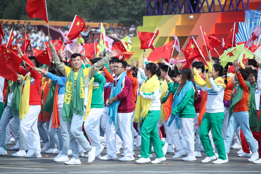 群眾大游行，歡樂的海洋！