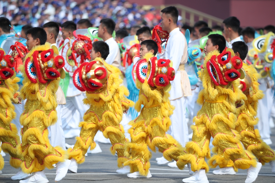 群眾大游行，歡樂的海洋！