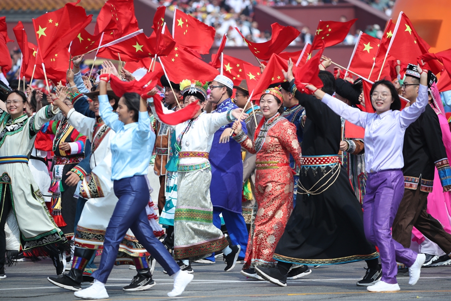 群眾大游行，歡樂的海洋！