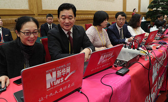 新華網(wǎng)直播團(tuán)隊(duì)在見面會現(xiàn)場準(zhǔn)備直播