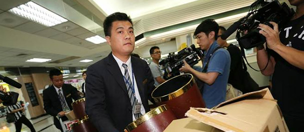 禮儀公司帶著遺體袋、骨灰壇協(xié)助處理善后