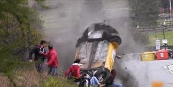 史上最幸運(yùn)撞車！圍觀群眾躲過一劫