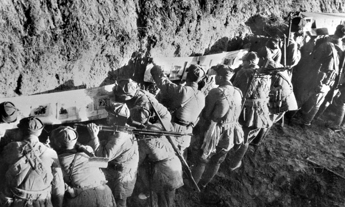 1948年冬，淮海戰(zhàn)役期間，雙堆集前沿陣地舉辦的戰(zhàn)地影展，深受解放軍戰(zhàn)士歡迎。新華社稿  袁克忠攝