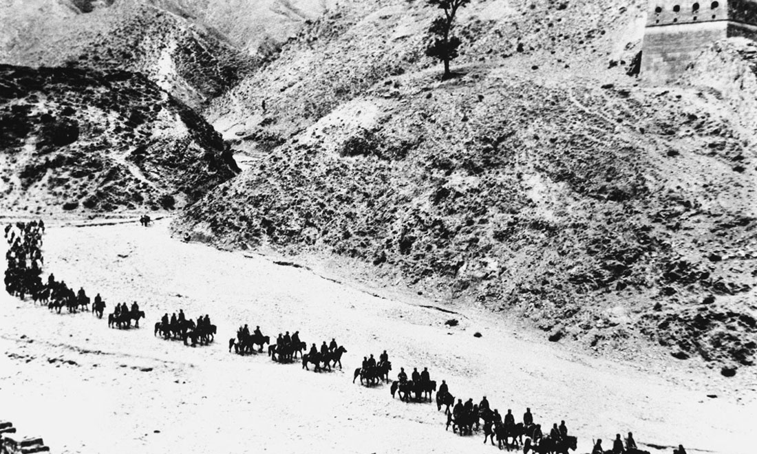 1937年11月太原失守后，八路軍向華北敵后挺進(jìn)，分兵發(fā)動(dòng)群眾，開(kāi)展敵后游擊戰(zhàn)爭(zhēng)，創(chuàng)建敵后根據(jù)地。新華社稿　沙飛攝