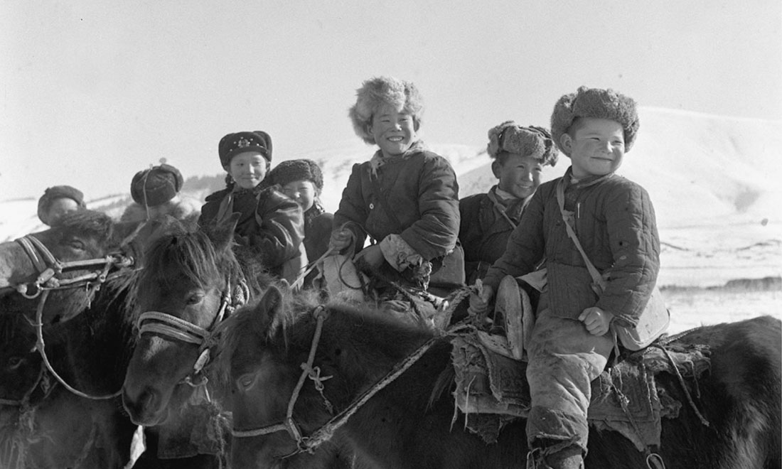 1964年春，新疆伊犁哈薩克自治州昭蘇縣的哈薩克族小學(xué)生們。新華社記者武純展攝
