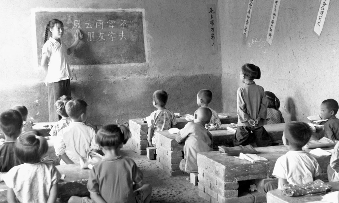 1964年夏，河北省壩縣煎茶鋪公社西煎大隊(duì)，一所耕讀小學(xué)的學(xué)生們?cè)谏险n。新華社記者梁一丁攝