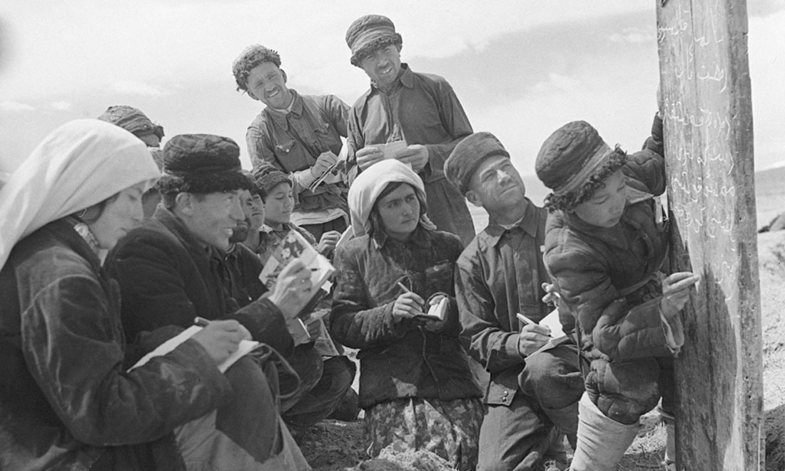 1960年6月，新疆慕士塔格峰下，大人們?cè)谛W(xué)生幫助下學(xué)習(xí)文化。新華社記者武純展攝