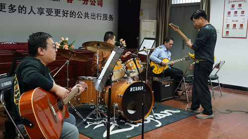 追夢中國人|侯孝輝：左手方向盤，右手麥克風(fēng)