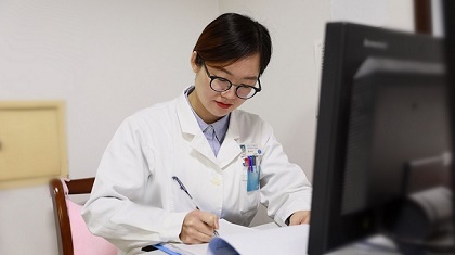 有才！這位女醫(yī)生自創(chuàng)說(shuō)唱視頻，讓科普更&ldquo;接地氣&rdquo;