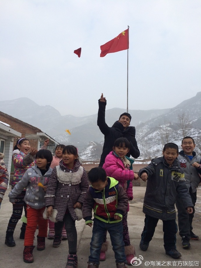 2015年&ldquo;多一克溫暖&rdquo;著名演員杜淳加入溫暖行動(dòng)。暖男杜淳很快和孩子們打成了一片，他和孩子們聊起了夢(mèng)想，讓孩子們將它寫在紙上并折成紙飛機(jī)，領(lǐng)著孩子們來到操場(chǎng)上將帶著夢(mèng)想紙飛機(jī)放飛。