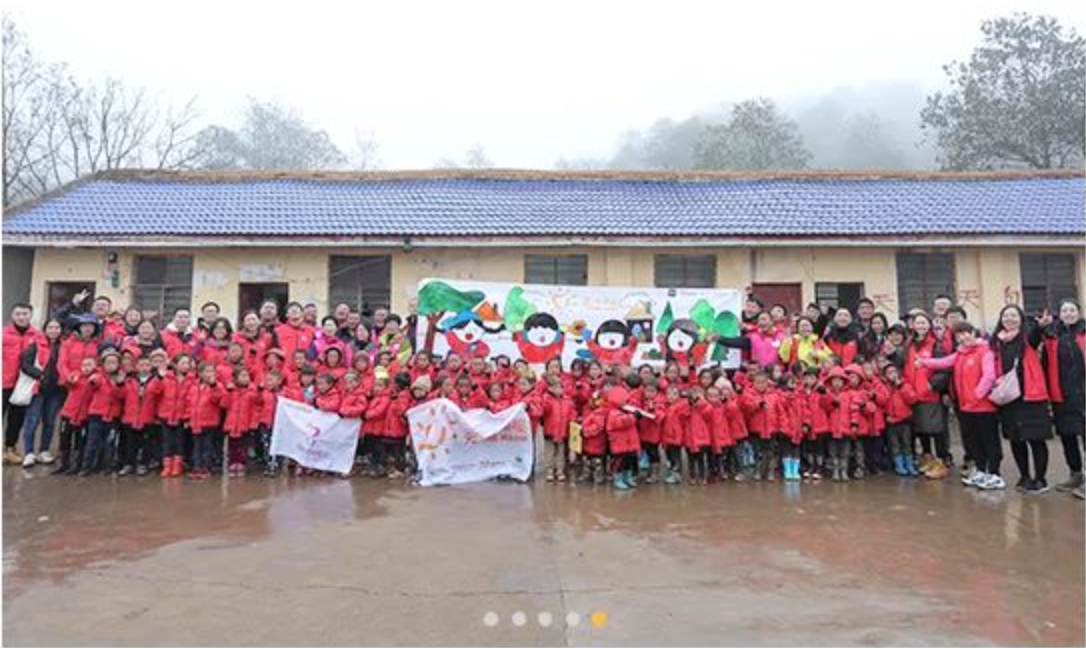 2018年11月6日，&ldquo;多一克溫暖&rdquo;團(tuán)隊(duì)走進(jìn)大涼山深處。為孩子們送去冬衣的同時(shí)，海瀾之家聯(lián)合網(wǎng)易打造在線課程平臺(tái)，把優(yōu)質(zhì)的教育資源也傳遞到偏遠(yuǎn)山區(qū)。同年，知名導(dǎo)演陸川特別參與監(jiān)制了&ldquo;多一克溫暖&rdquo;微電影《信歌》，為山區(qū)送去&ldquo;暖身又暖心&rdquo;的力量。