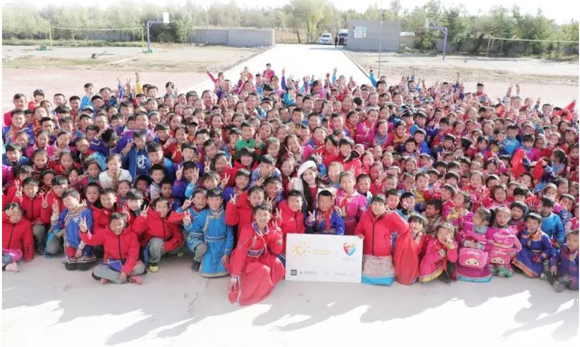 不知不覺，&ldquo;多一克溫暖&rdquo;已經(jīng)步入第六年。2019年10月14日，林志玲首次作為公益同行人，攜手鳳凰網(wǎng)&ldquo;護(hù)童計(jì)劃&rdquo;，與&ldquo;多一克溫暖&rdquo;一起趕赴內(nèi)蒙古回訪茫汗蘇木中心校的&ldquo;志玲姐姐之家&rdquo;，給那里的孩子送去溫暖。