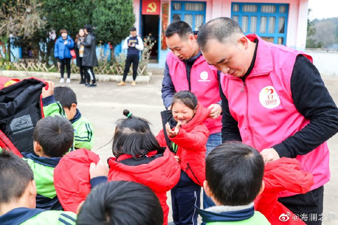 2019年11月，海瀾之家的志愿者們來到了貴州六盤水市的南開鄉(xiāng)。這里地域偏遠(yuǎn)溝壑縱橫。志愿團(tuán)隊(duì)就這樣小心謹(jǐn)慎的行駛在霧蒙蒙的山路上，堅(jiān)持把物資送到了塢鉛小學(xué)的孩子們手里。