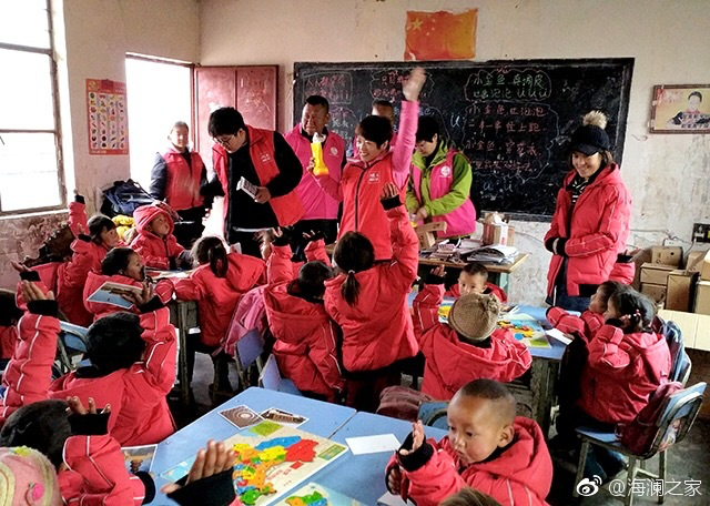 2018年，由海瀾之家攜手網(wǎng)易新聞打造的&ldquo;多一課溫暖&rdquo;課程平臺(tái)讓一間間溫暖的課堂走向深山與邊陲。帶著貼合孩子教育需求的線上內(nèi)容和教師、各領(lǐng)域KOL及愛心人士組成的愛心團(tuán)隊(duì)，海瀾之家用實(shí)際行動(dòng)為孩子的教育加溫，踐行&ldquo;多一克溫暖&rdquo;。