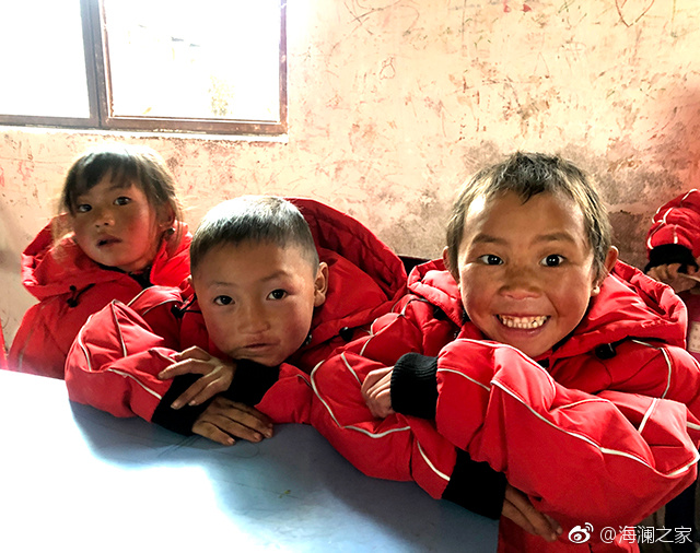 在四川省西南部川滇交界處的大涼山深處，坐落著一所紅旗小學(xué)。每當(dāng)最寒冷的季節(jié)到來，這里的許多孩子們不得不共用一件冬衣御寒。 &ldquo;多一克溫暖&rdquo;與暖流計(jì)劃記錄下了孩子們開心的笑臉。這些笑臉，都是&ldquo;多一克溫暖&rdquo;前行中的源源動(dòng)力。