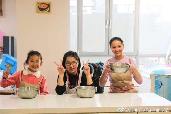 2017年 &ldquo;寒令營&rdquo;團(tuán)隊(duì)從不同角度，為北疆山區(qū)的孩子們打開了一個(gè)豐富的世界。來到北京，他們觀看了升旗儀式，參觀了故宮，走進(jìn)北京海洋館和動(dòng)物園。這次寒令營，展現(xiàn)在他們面前的是此前從未看到過的世界，意義非凡。