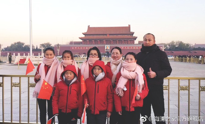 寒令營的第一天，孩子們觀看了升旗儀式，走進(jìn)故宮暢聽歷史故事。祖國的樣貌開始在他們心里清晰，未來的希望開始在他們心中發(fā)芽。海瀾之家&ldquo;多一克溫暖&rdquo;團(tuán)隊(duì)帶給孩子們精神世界的富足，照亮孩子們夢(mèng)想的啟蒙之路。