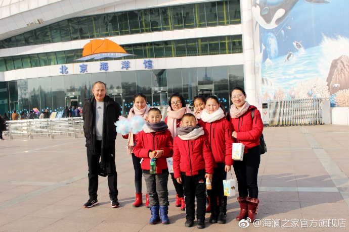 在海洋館，充滿求知欲和好奇心的孩子們像是一個(gè)個(gè)落入仙境的愛麗絲，不斷地提問，并用手中的紙筆和相機(jī)，記錄每一個(gè)畫面和知識(shí)，說要回去講給其他小伙伴和家人們聽。