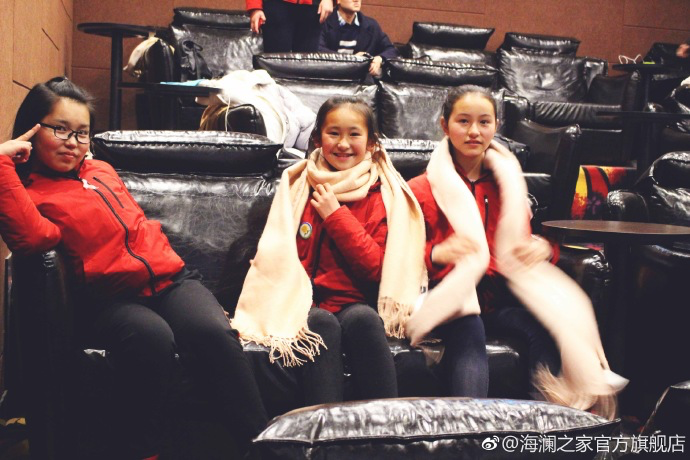 彼時(shí)恰逢《尋夢(mèng)環(huán)游記》上映，&ldquo;寒令營&rdquo;的孩子們一起在電影院觀看了電影，平日里最鬧騰的孩子，在第一次看3D電影時(shí)也變得安靜專注。孩子們?cè)谶@段旅程中增長了見識(shí)，一個(gè)更豐盛的世界就這樣打開了。