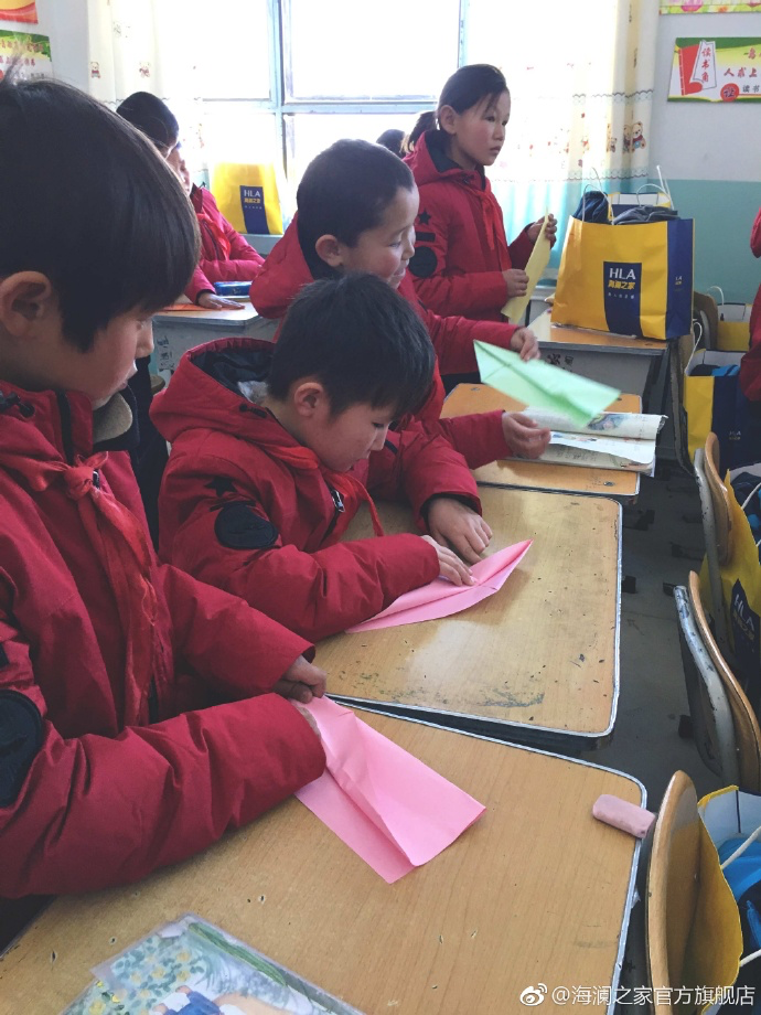 &ldquo;多一克溫暖&rdquo;的志愿者為孩子們帶去承載夢(mèng)想的手工課，孩子們通過剪紙、畫畫、折紙飛機(jī)，讓自己的夢(mèng)想在手中凝聚，隨紙飛機(jī)一起飛向天空，為凜冬帶來五彩斑斕的希望。